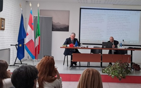 All’IC Boroli in tanti per il convegno dedicato a Pietro Lombardo, il teologo novarese citato nella Divina Commedia dantesca