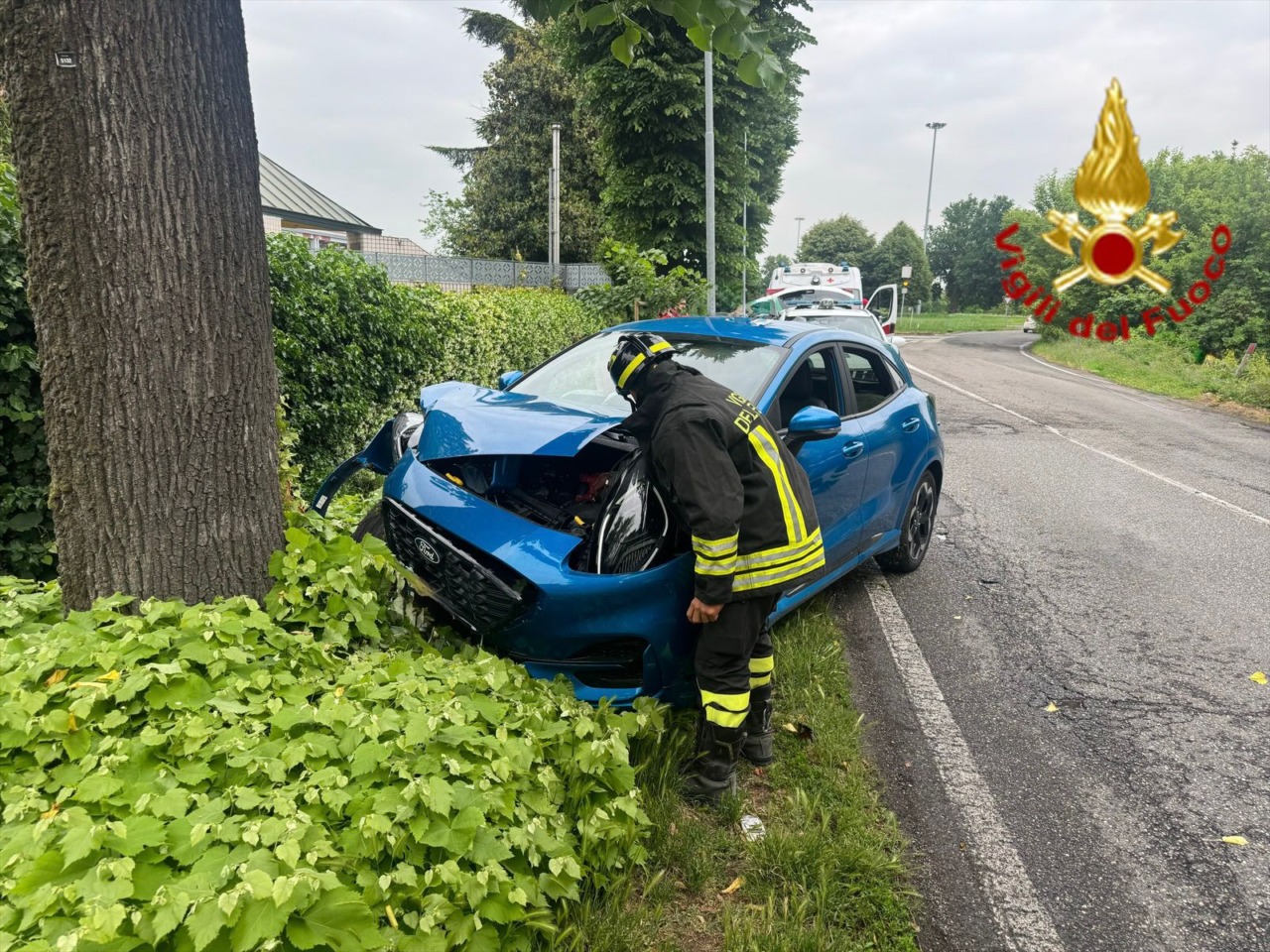 Impatto violento contro un albero in viale Piacenza: soccorsi due cinquantanovenni