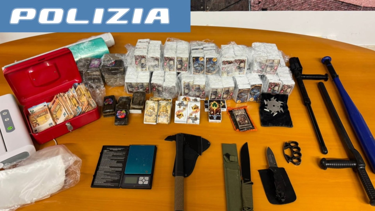 In casa 20 kg di droga, soldi e armi bianche: insospettabile arrestato dalla Polizia