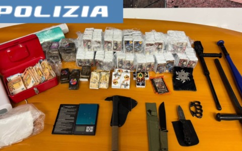 In casa 20 kg di droga, soldi e armi bianche: insospettabile arrestato dalla Polizia