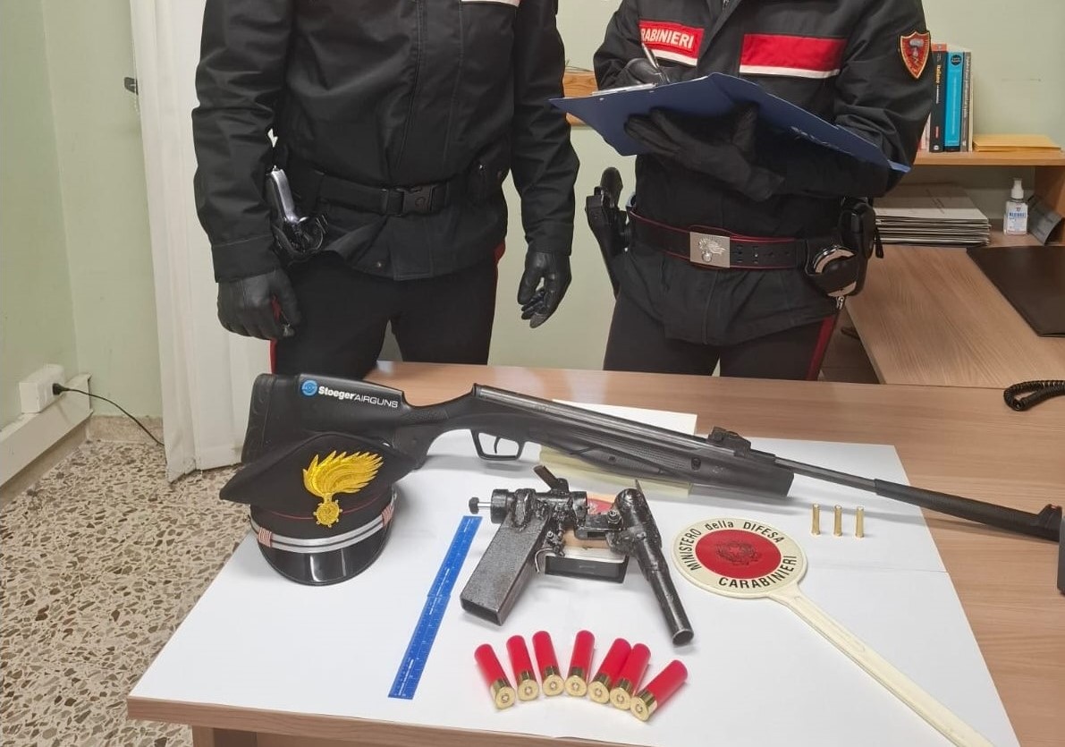 In casa con pistola artigianale e munizioni, arrestato 54enne
