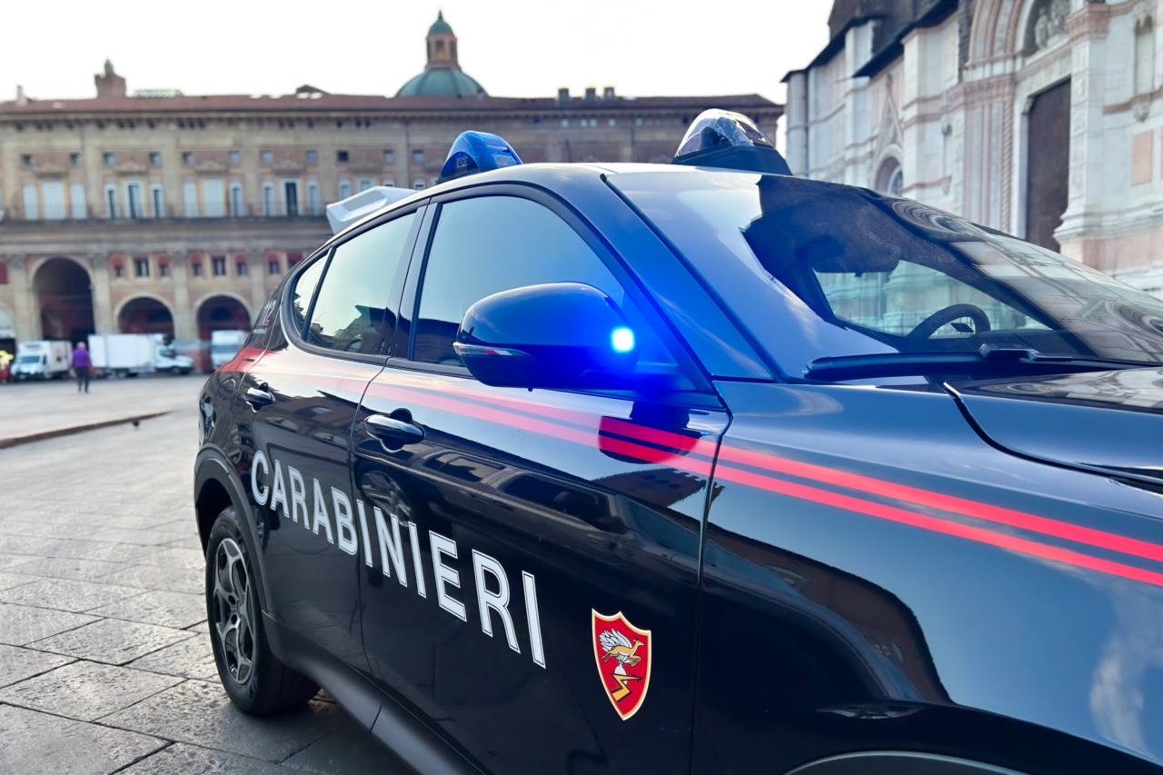 In Piazza Maggiore 37enne ruba smartphone a turista e tenta di estorcerle denaro per la restituzione