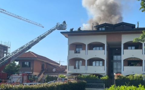 Incendio in una palazzina, pompieri al lavoro