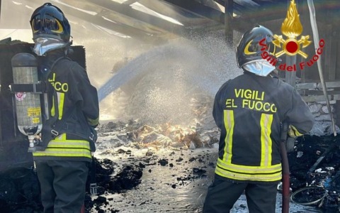 Incendio distrugge un magazzino