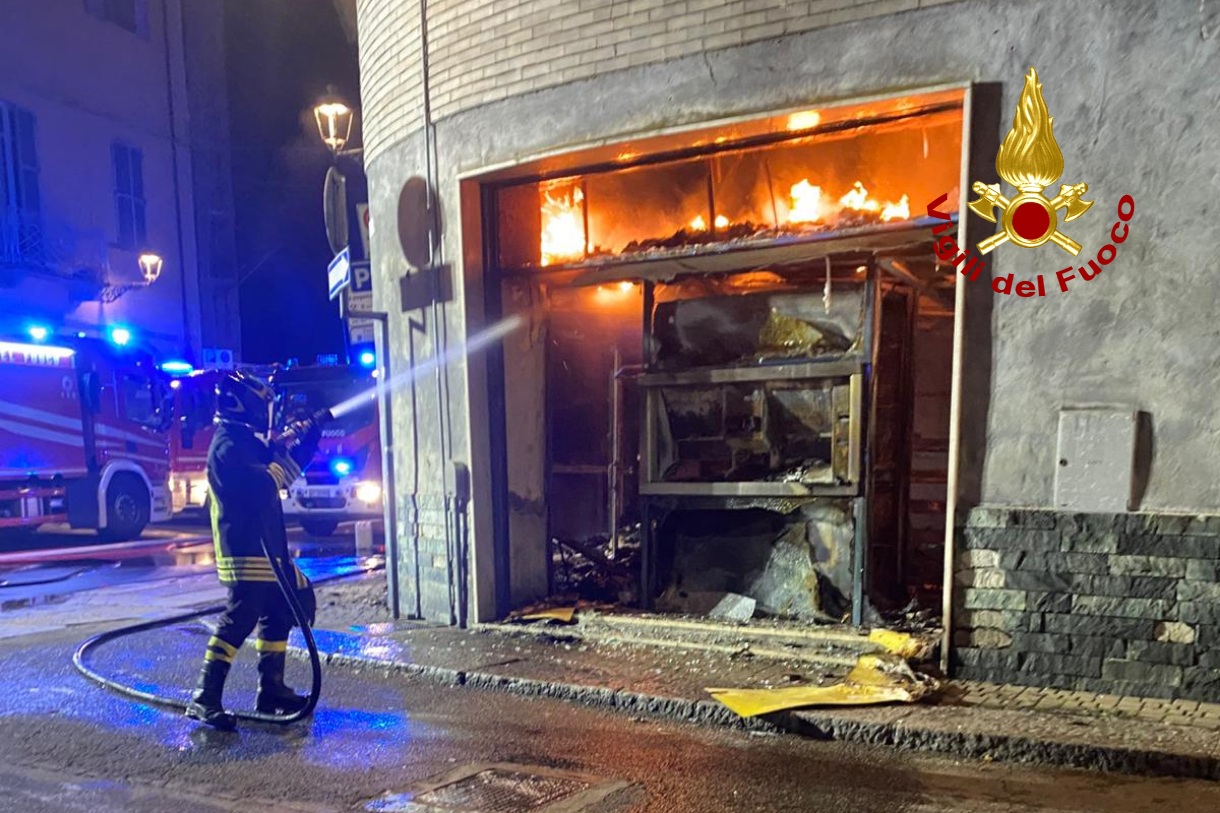 Incendio in un esercizio commerciale a Casale: esclusa la presenza di amianto