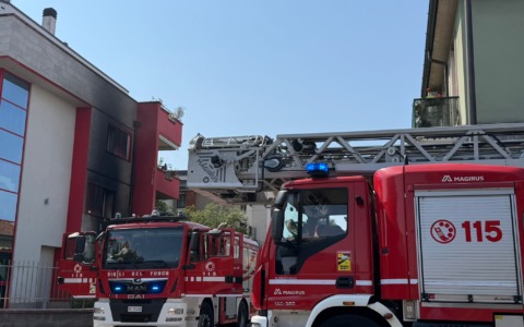 Incendio in una palazzina, quattro persone in Pronto soccorso