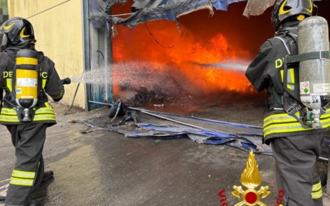 Incendio in un’azienda di smaltimento rifiuti a San Nazzaro de’ Burgondi