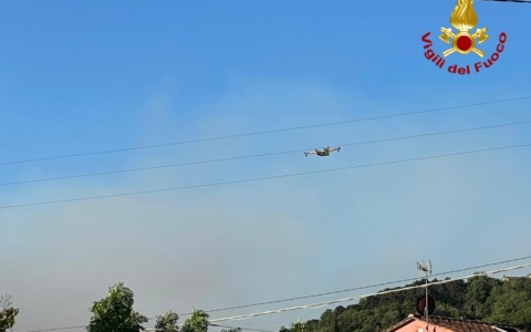 Incendio Monte Faeta, canadair in volo sul fronte pisano – IL VIDEO