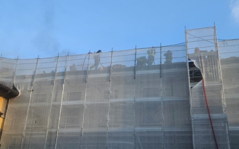 Incendio sul tetto della chiesa in ristrutturazione a Chiari, pompieri al lavoro