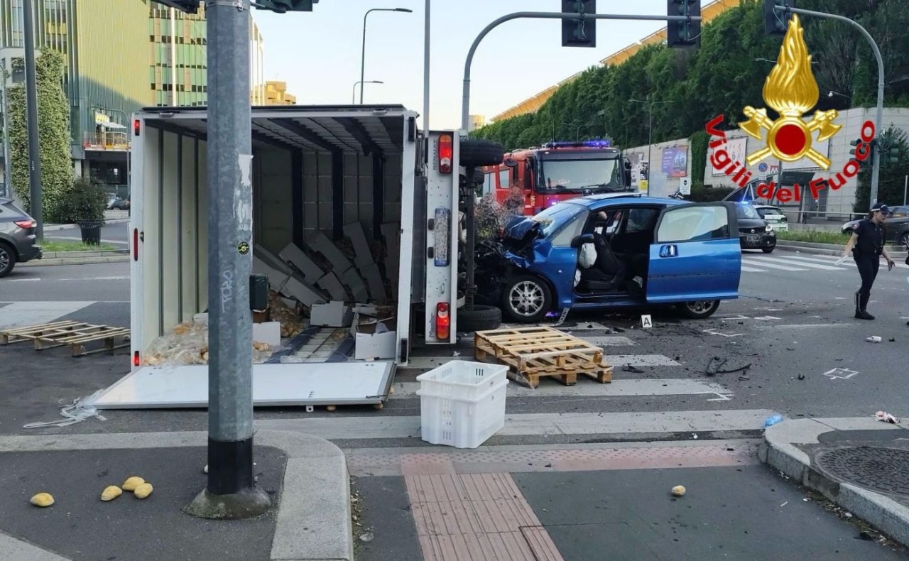 Incidente all’incrocio tra viale Scarampo e via Silva: si ribalta un furgone che trasporta pane