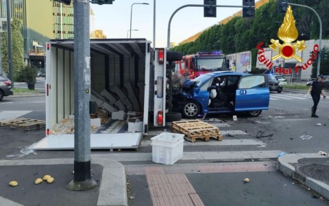 Incidente all’incrocio tra viale Scarampo e via Silva: si ribalta un furgone che trasporta pane