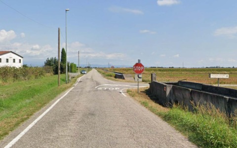 Incidente mortale nella notte a Roverbella: auto esce di strada, la vittima è un minorenne