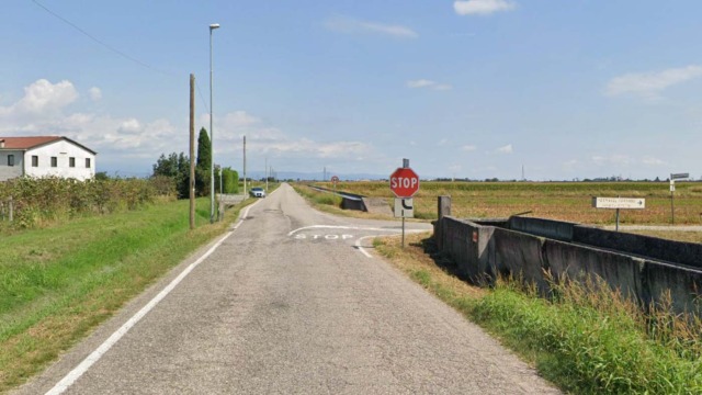 Incidente mortale nella notte a Roverbella: auto esce di strada, la vittima è un minorenne