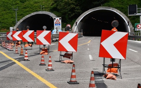 Incidente sulla A14: quattro mezzi coinvolti, un ferito grave