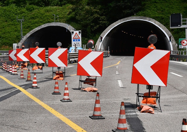 Incidente sulla A14: quattro mezzi coinvolti, un ferito grave