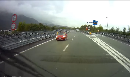 Incidente sulla E45, carico di pomodori sulla strada