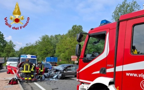Incidente sulla Statale 32 ad Arona: coinvolte tre auto, tre feriti in ospedale