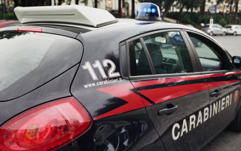 Inseguito da carabinieri abbandona per strada dosi di cocaina e panetti di hashish