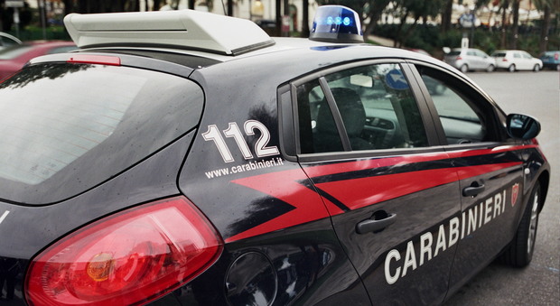 Inseguito da carabinieri abbandona per strada dosi di cocaina e panetti di hashish