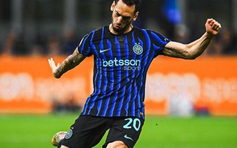 Inter, Montella accoglie Calhanoglu: “Ringrazio la società”