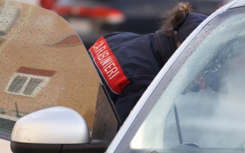 Investe e picchia l’ex e il compagno, arrestato 46enne
