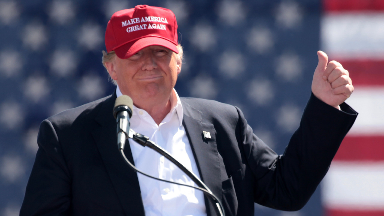 La base MAGA contesta Trump dopo il viaggio in Oriente: “China First, America Last”