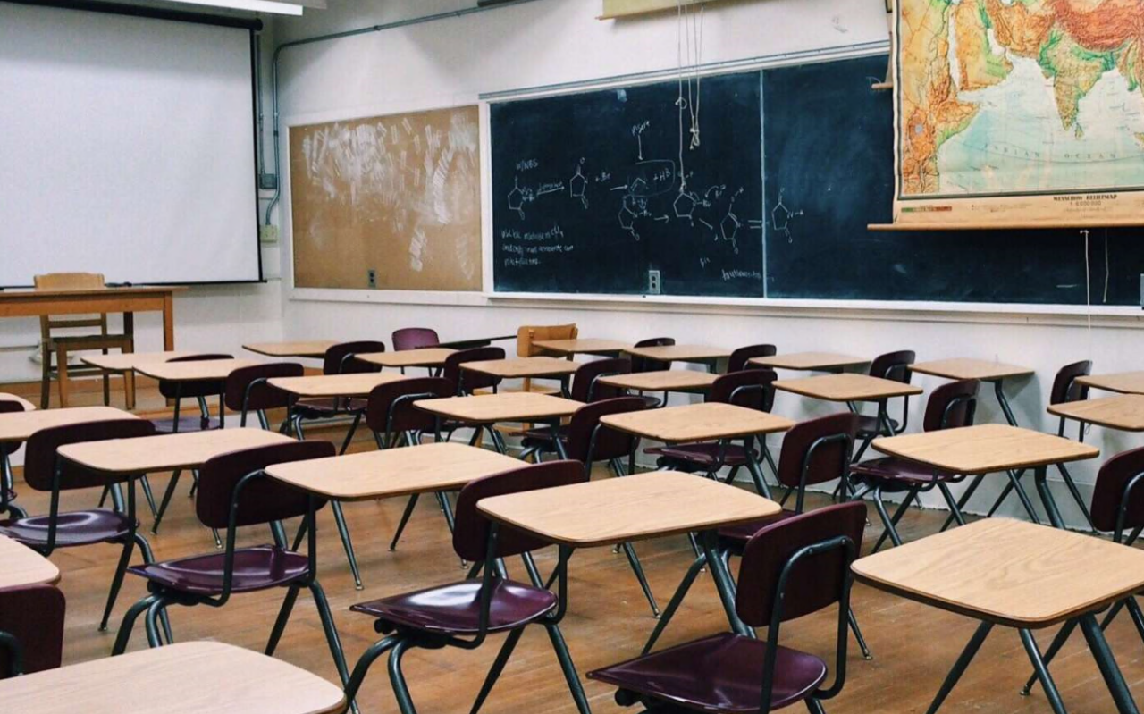 La dispersione scolastica è ai minimi storici ovunque
