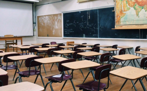 La dispersione scolastica è ai minimi storici ovunque