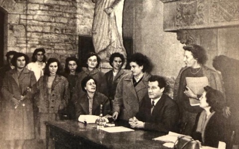 La figura di Bianca Benelli in uno spettacolo teatrale