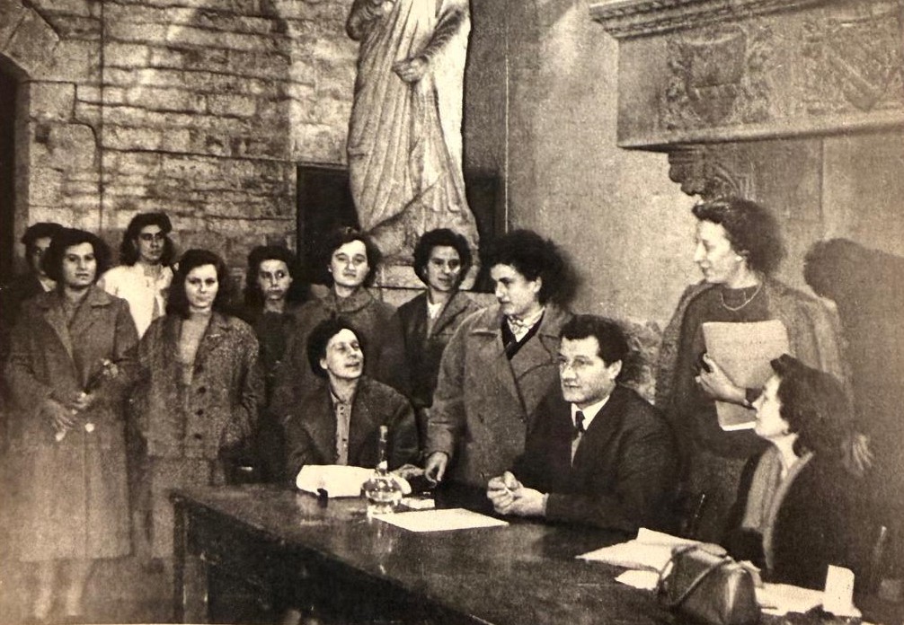La figura di Bianca Benelli in uno spettacolo teatrale