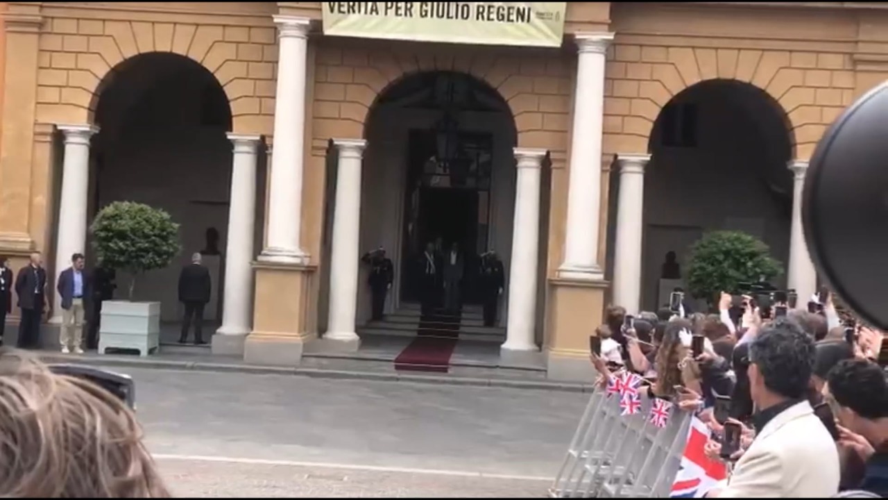 La rossa Emilia si prostra davanti alla principessa Kate