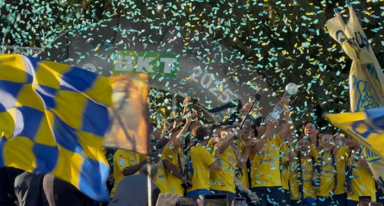 La squadra del Frosinone e patron Stirpe alzano la coppa al cielo: esplode la festa giallazzurra