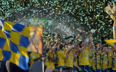 La squadra del Frosinone e patron Stirpe alzano la coppa al cielo: esplode la festa giallazzurra