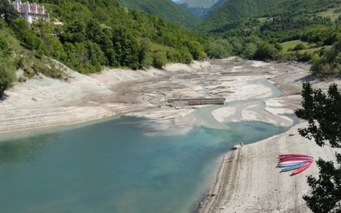 Lago di Fiastra, livello più basso per lavori di manutenzione alla diga. Sorpresa, dall’acqua riaffiora il vecchio ponte