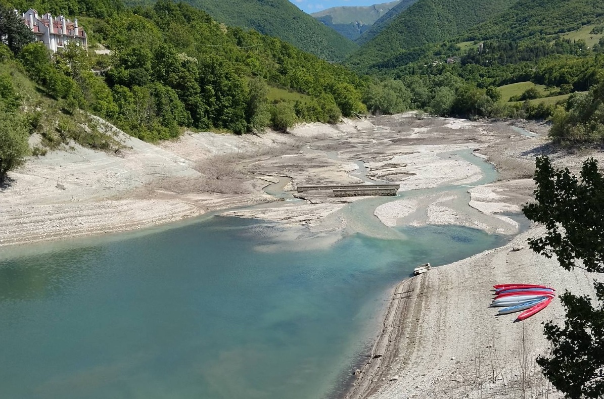 Lago di Fiastra, livello più basso per lavori di manutenzione alla diga. Sorpresa, dall’acqua riaffiora il vecchio ponte
