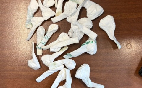 L’atteggiamento “sospetto” tradisce il pusher: sequestrate 25 dosi di cocaina