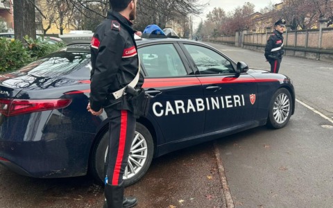 Lite in un bar finisce nel sangue: per questioni di droga colpisce con un grosso coltello due persone