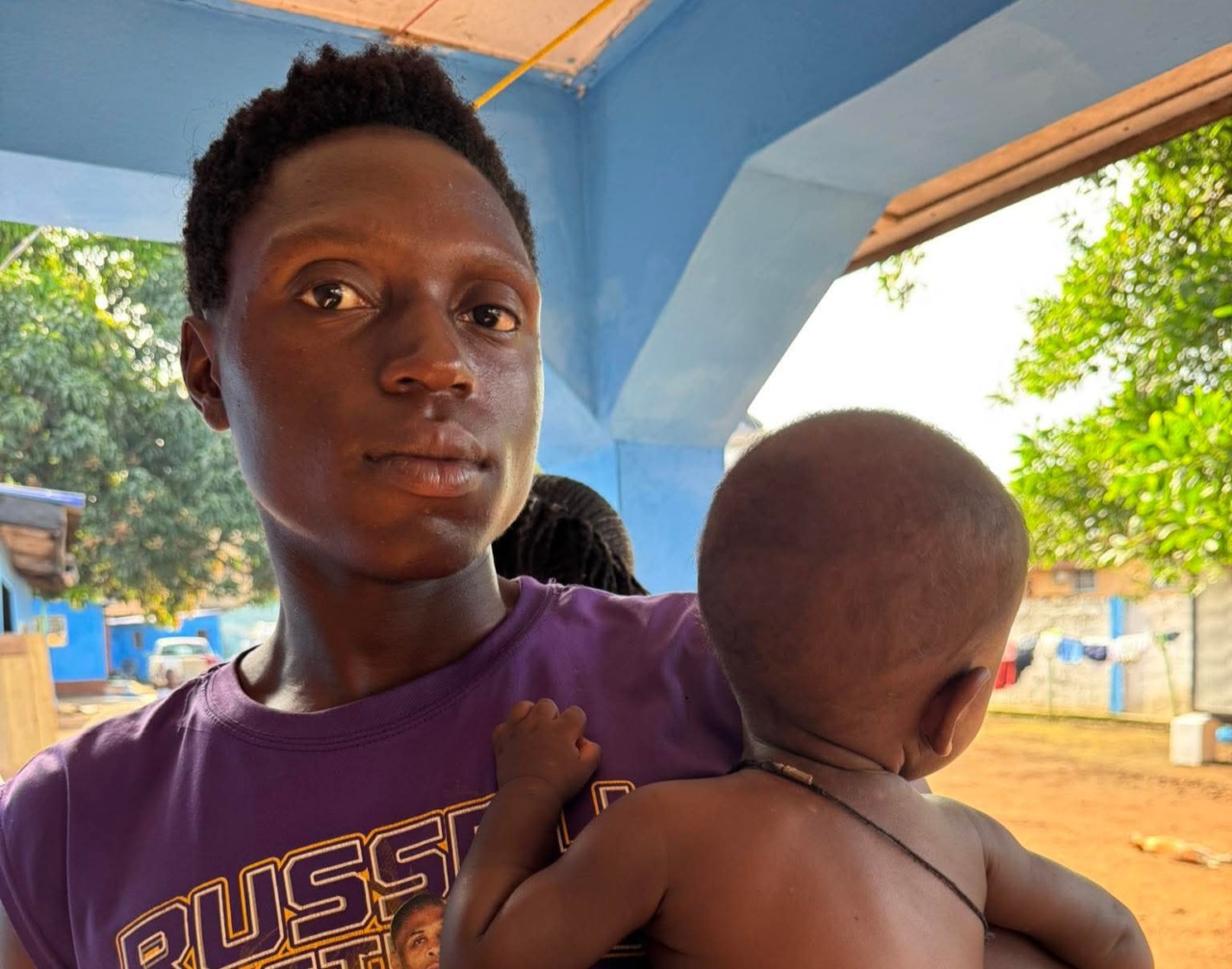 Lo struggente incontro tra Roberto Ravera e la mamma del collaboratore morto in Sierra Leone