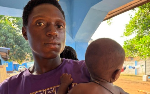 Lo struggente incontro tra Roberto Ravera e la mamma del collaboratore morto in Sierra Leone