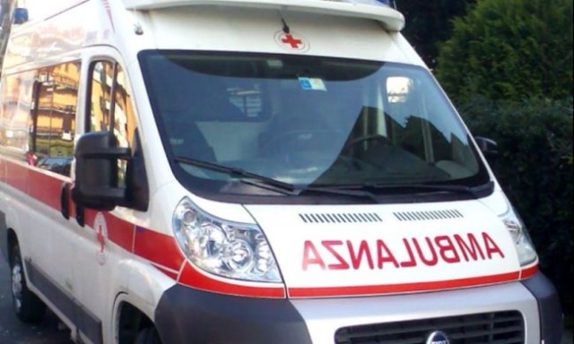 Malore per strada, soccorso un anziano