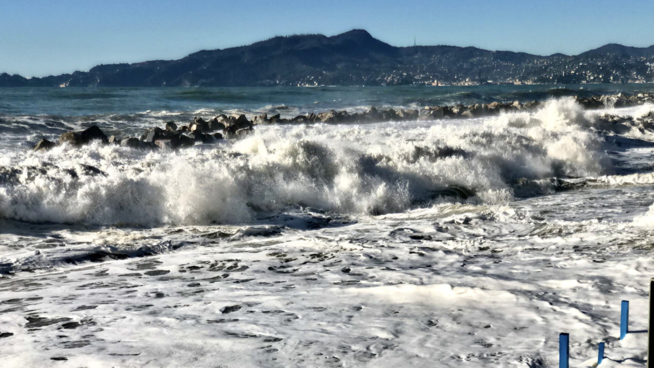 Mareggiata intensa in Liguria, l’allerta di Arpal