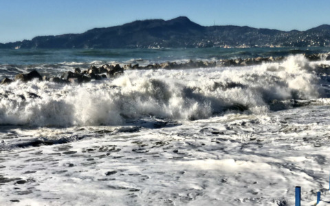 Mareggiata intensa in Liguria, l’allerta di Arpal
