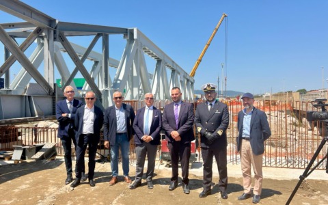 Marina di Carrara, posato il nuovo ponte ferroviario