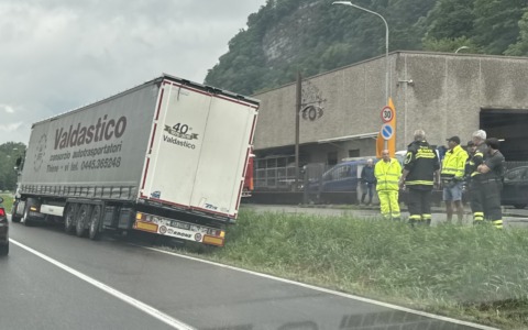 Mattinata di fuoco sulla Lecco-Bergamo: tir fuori strada e traffico in tilt