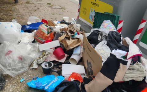 Mega discarica di abiti e immondizia in via Trento. Ma potrebbero esserci tracce dei colpevoli