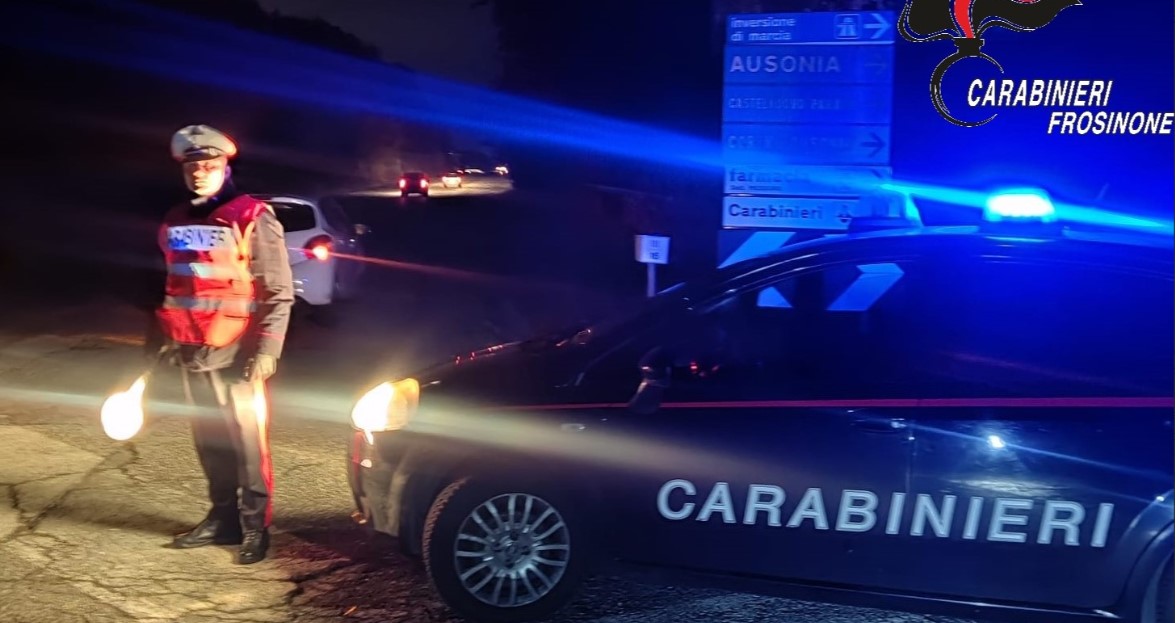 Minacce, danneggiamento e lesioni in un bar, denunciato un uomo di 28 anni