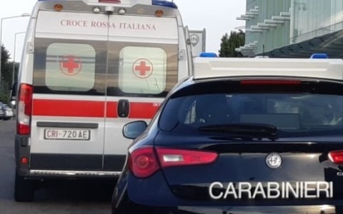 Momenti di paura in via Ivrea: donna si sdraia in mezzo alla strada, salvata dai soccorsi