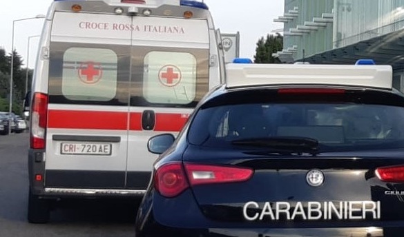 Momenti di paura in via Ivrea: donna si sdraia in mezzo alla strada, salvata dai soccorsi