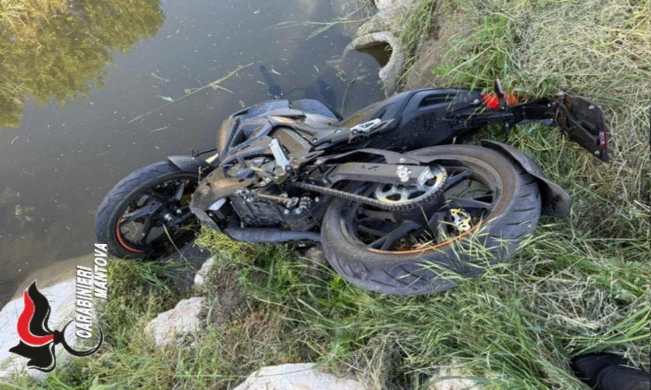 Motociclista 18enne finisce fuori strada: accompagnato in ospedale in elisoccorso