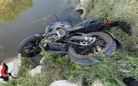 Motociclista 18enne finisce fuori strada: accompagnato in ospedale in elisoccorso